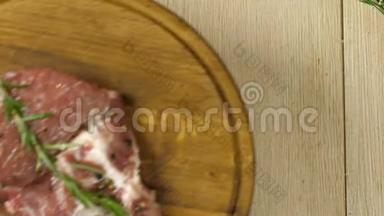 厨师把一块木板和一块生的腌肉放在一块轻木表面，一大块肉